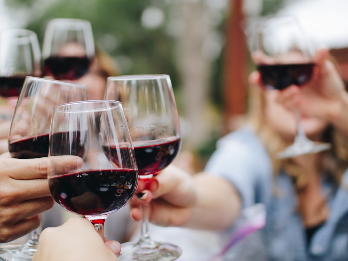 Anstoßen mit Wein