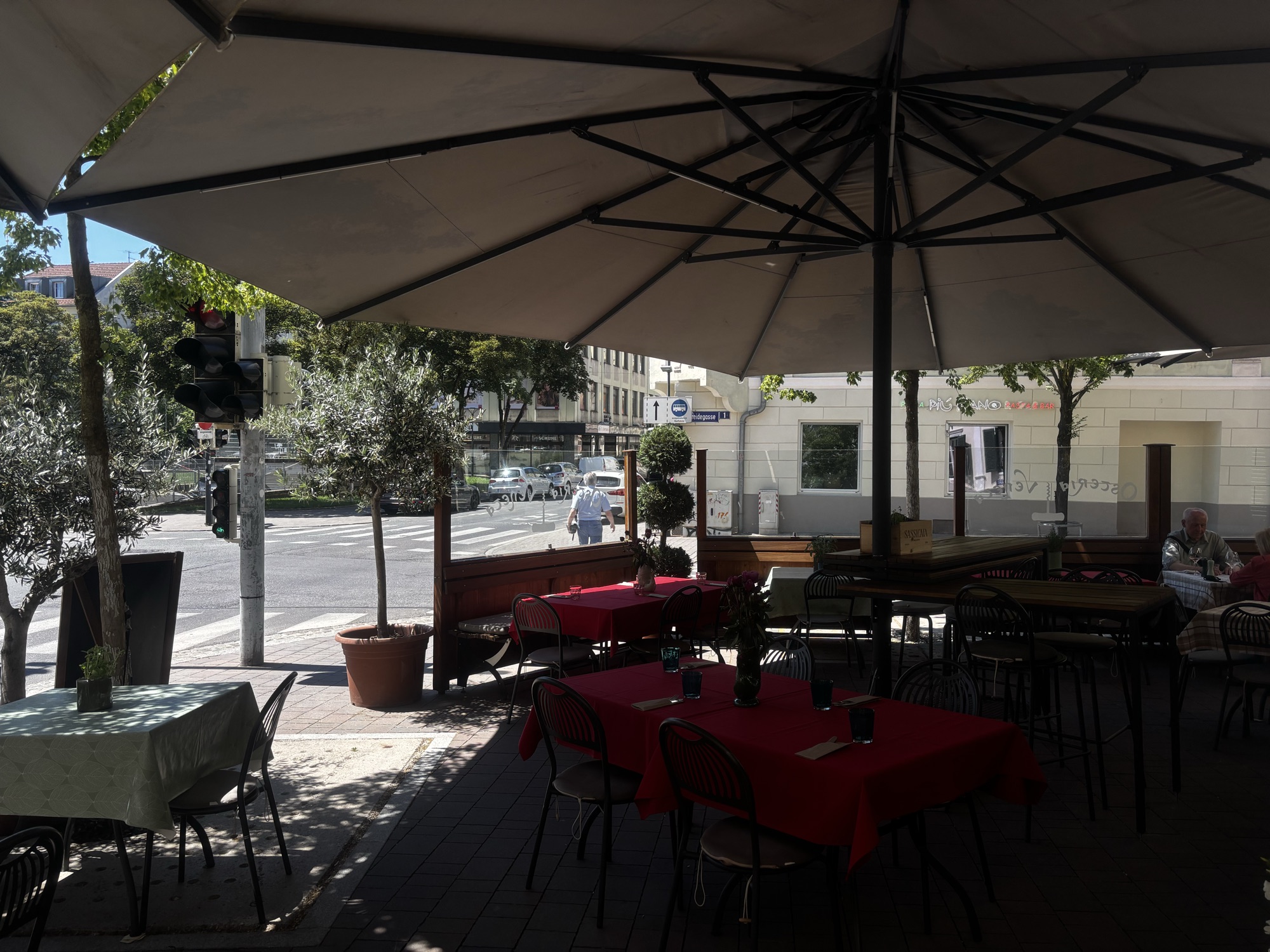 Terrasse der Osteria Veneta am Kardinalplatz mit Sonnenschirmen
